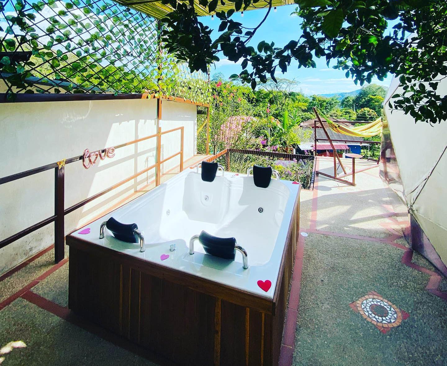 Jacuzzi privado rodeado de vegetación en Glamping Realismo Mágico